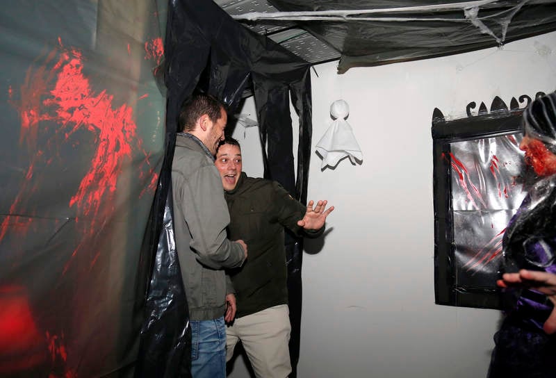 Fiesta de disfraces, en el túnel del terror organizado en la asociación de vecinos Nueva Balastera.