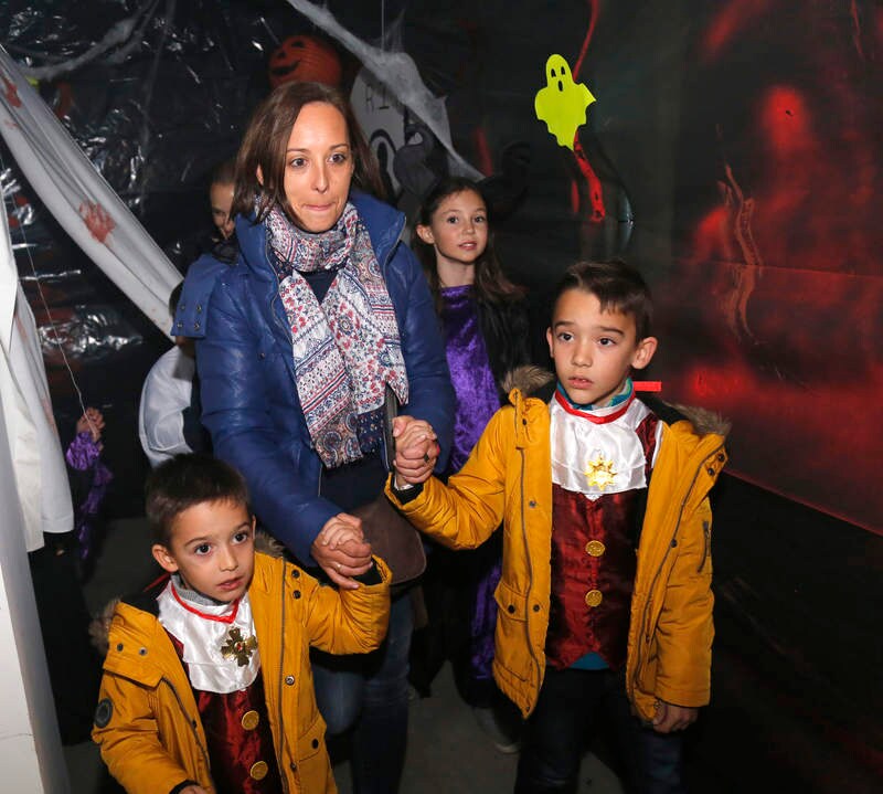 Fiesta de disfraces, en el túnel del terror organizado en la asociación de vecinos Nueva Balastera.
