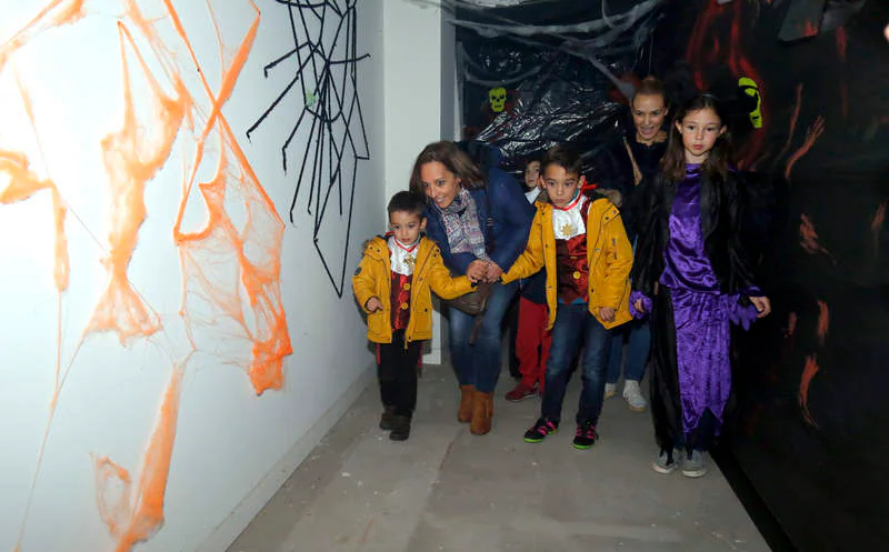 Fiesta de disfraces, en el túnel del terror organizado en la asociación de vecinos Nueva Balastera.