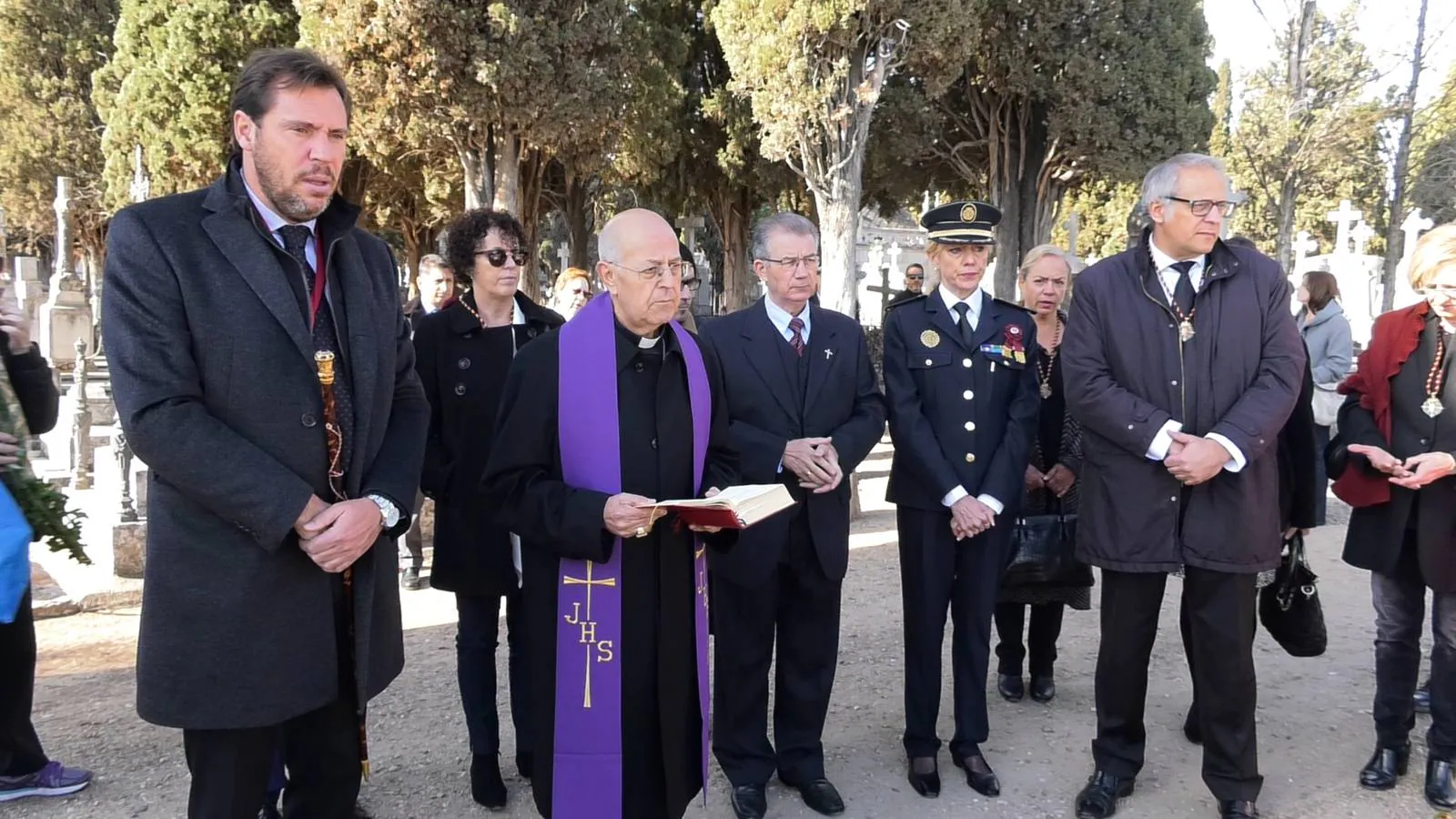 La corporación municipal, con el alcalde a la cabeza, y acompañada del cardenal arzobispo de Valladolid, Ricardo Blázquez, ha visitado hoy los cementerios municipales para rendir a homenaje a los vallisoletanos que ya no están