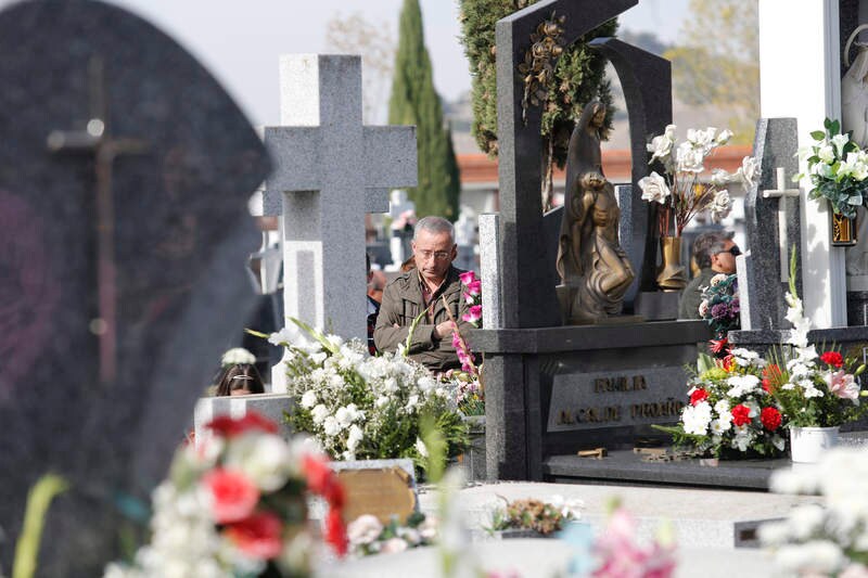 Cientos de palentinos se han acercado hasta el cementerio municipal Nuestra Señora de los Ángeles