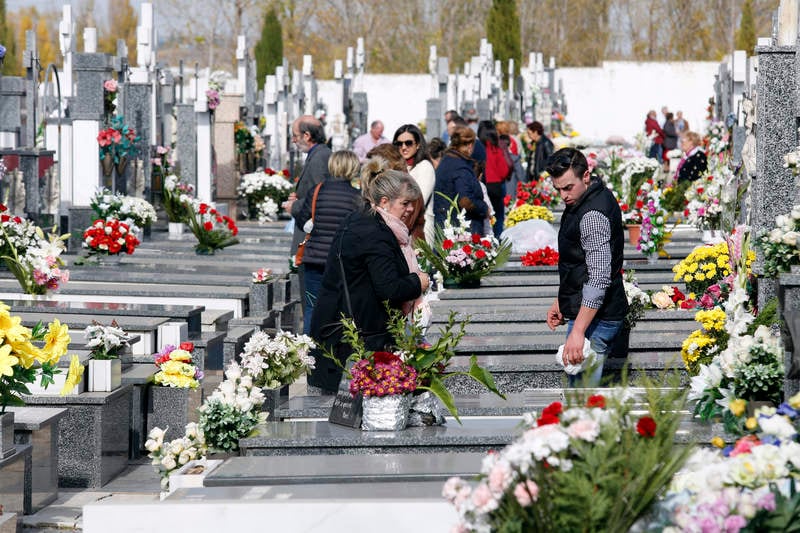 Cientos de palentinos se han acercado hasta el cementerio municipal Nuestra Señora de los Ángeles