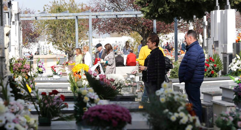 Cientos de palentinos se han acercado hasta el cementerio municipal Nuestra Señora de los Ángeles