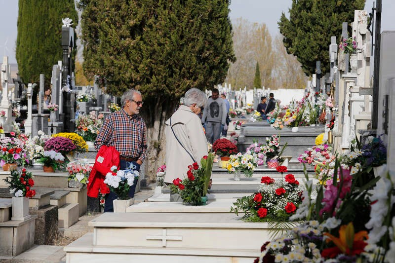 Cientos de palentinos se han acercado hasta el cementerio municipal Nuestra Señora de los Ángeles