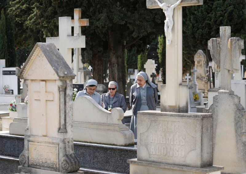 Cientos de palentinos se han acercado hasta el cementerio municipal Nuestra Señora de los Ángeles