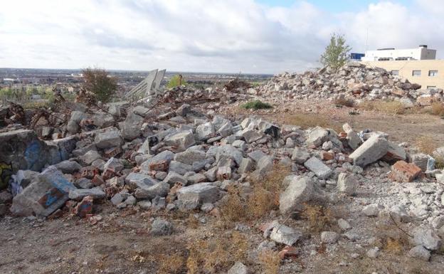 Los escombros del chalé, que fue demolido el 12 de diciembre, aún ocupan los terrenos.