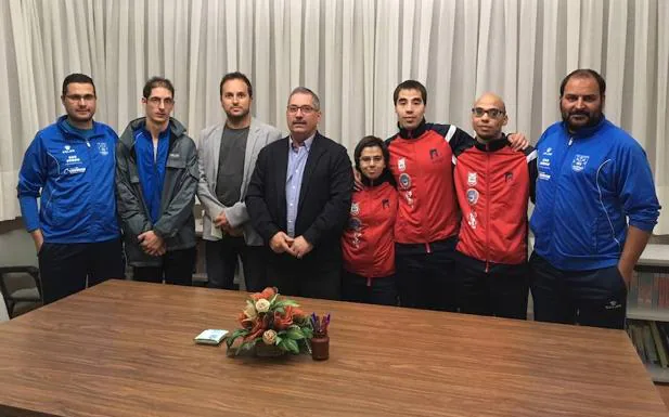 Directivos del Atlético Hontanares y componentes del Apadefim, durante el acto.