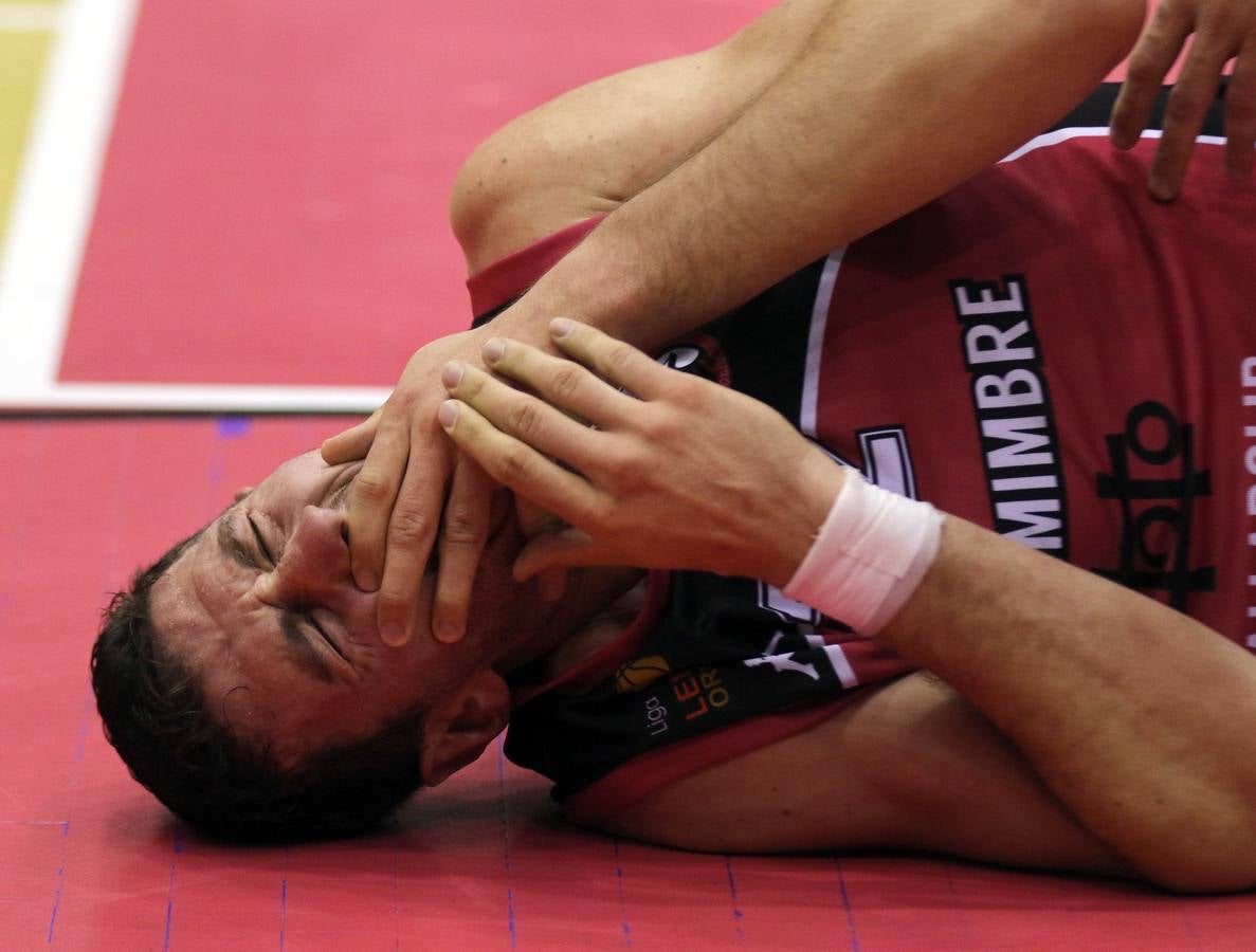 Las decisiones arbitrales en los últimos minutos impiden el triunfo de las Ardillas