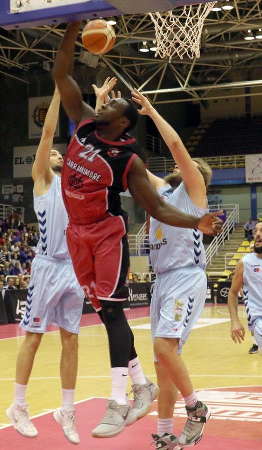 Las decisiones arbitrales en los últimos minutos impiden el triunfo de las Ardillas