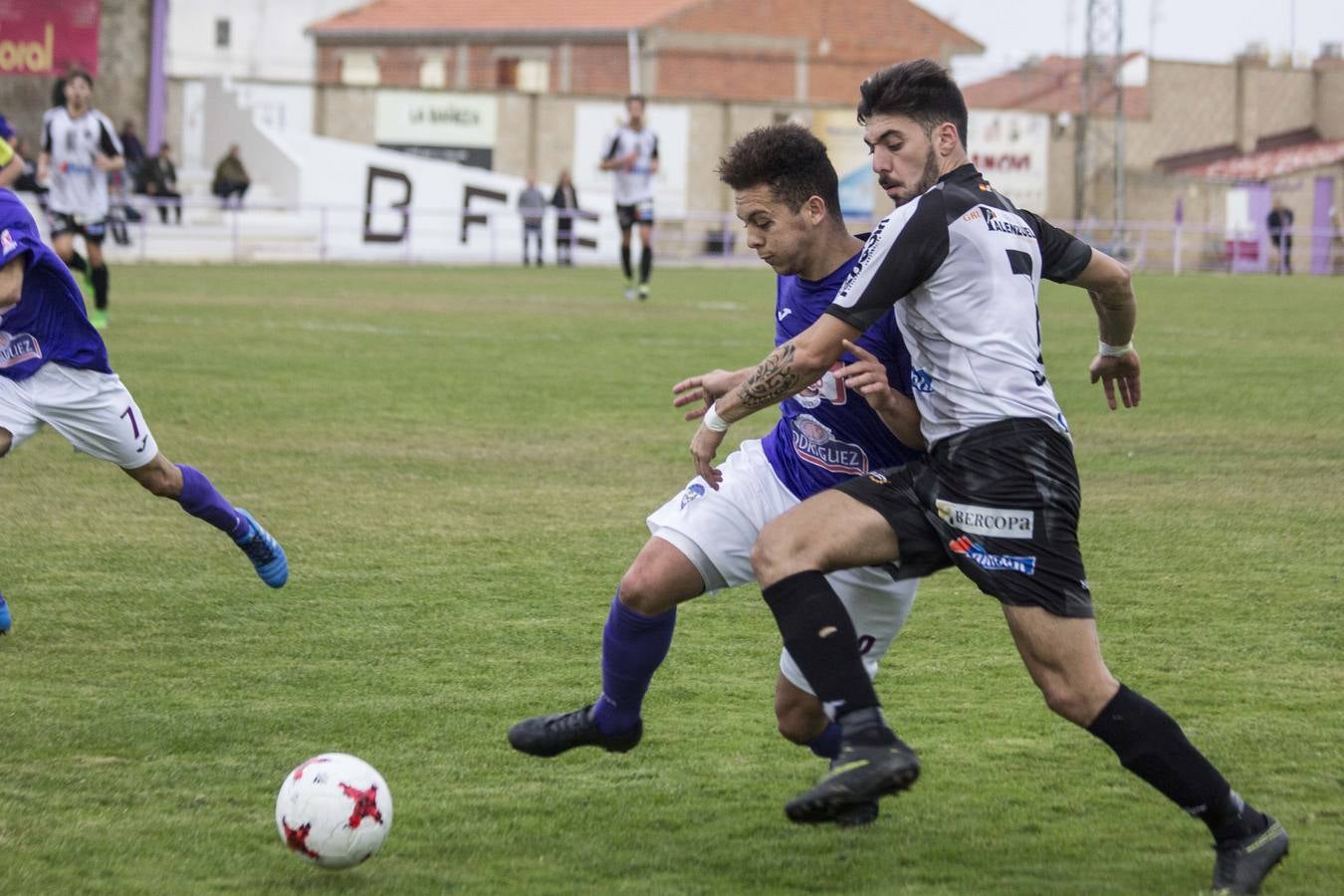 Los palentinos ven frenada su buena racha en un partido en el que Viti tuvo que recibir seis puntos de sutura en la cabeza