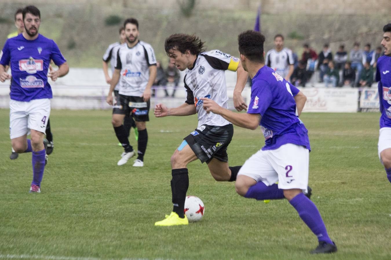 Los palentinos ven frenada su buena racha en un partido en el que Viti tuvo que recibir seis puntos de sutura en la cabeza