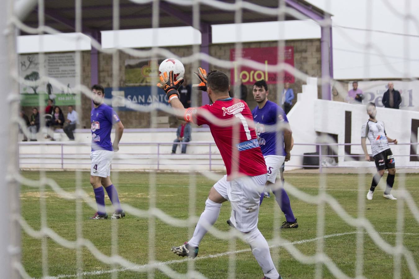 Los palentinos ven frenada su buena racha en un partido en el que Viti tuvo que recibir seis puntos de sutura en la cabeza