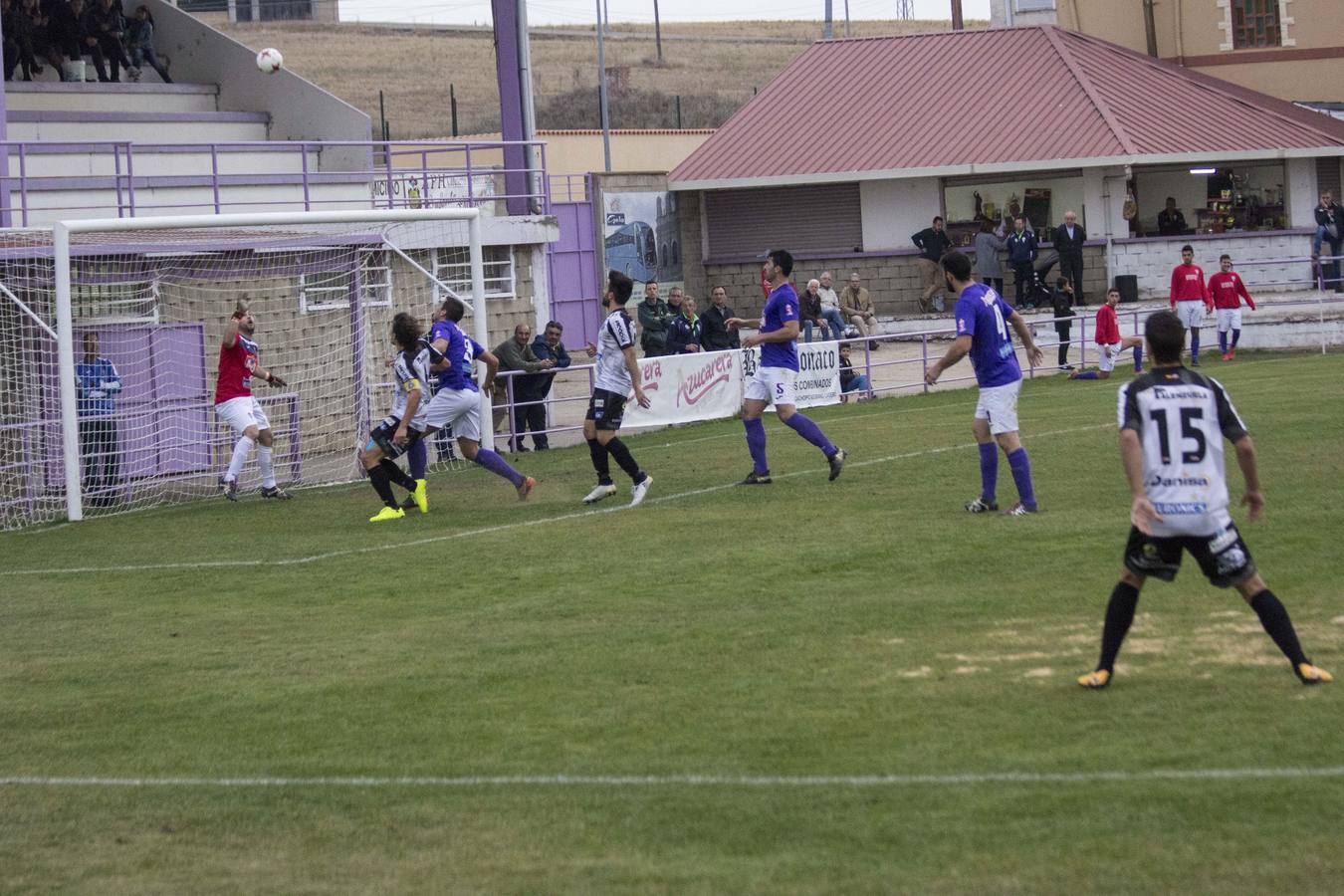 Los palentinos ven frenada su buena racha en un partido en el que Viti tuvo que recibir seis puntos de sutura en la cabeza