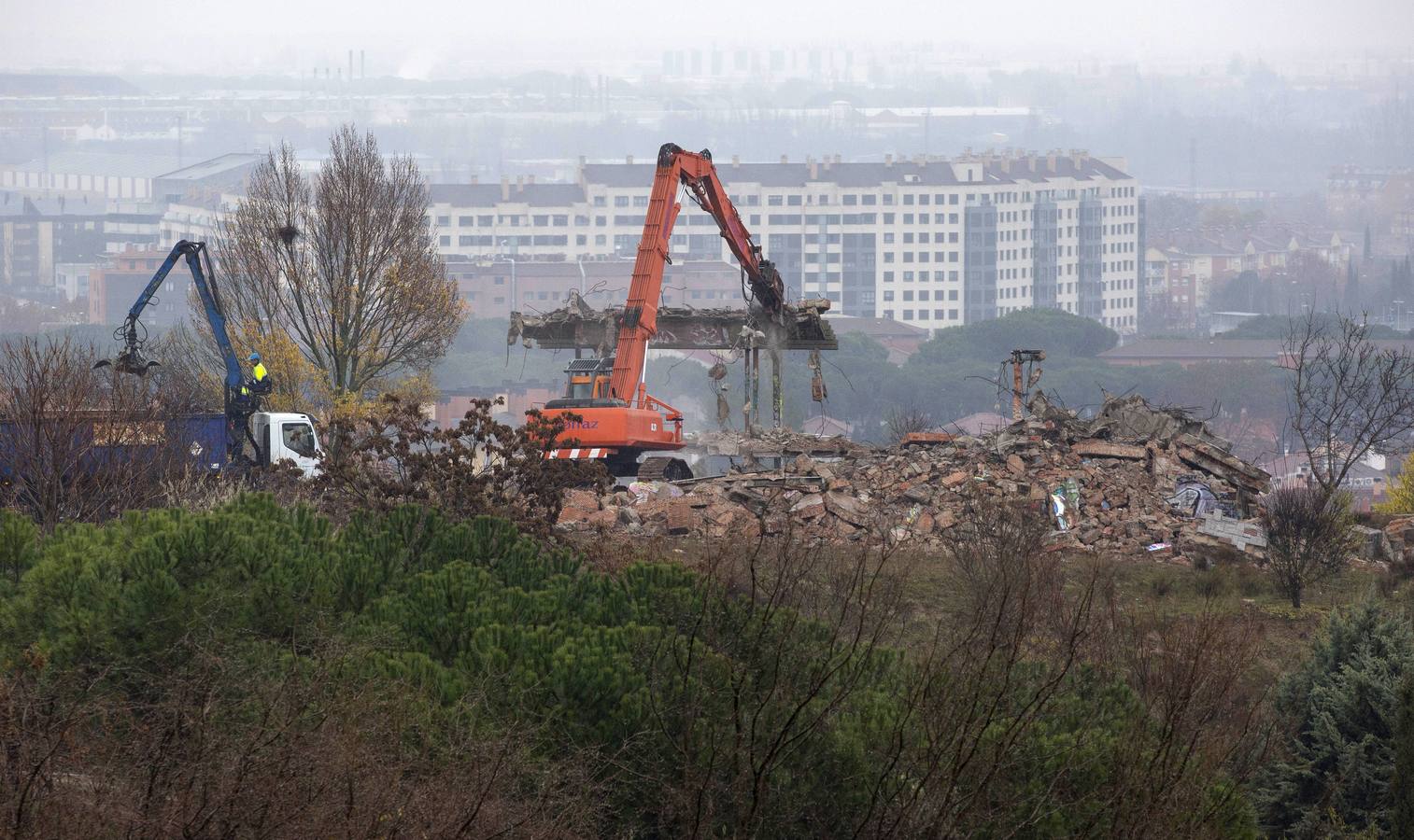 Dominó la ladera sur del barrio durante más de treinta años hasta que las máquinas redujeron a escombros su peligroso armazón el 12 de diciembre de 2016