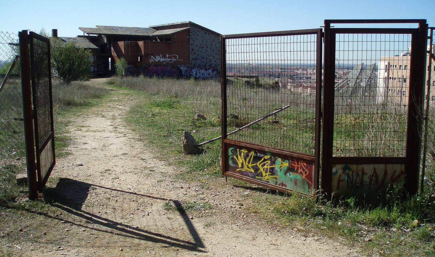 Dominó la ladera sur del barrio durante más de treinta años hasta que las máquinas redujeron a escombros su peligroso armazón el 12 de diciembre de 2016