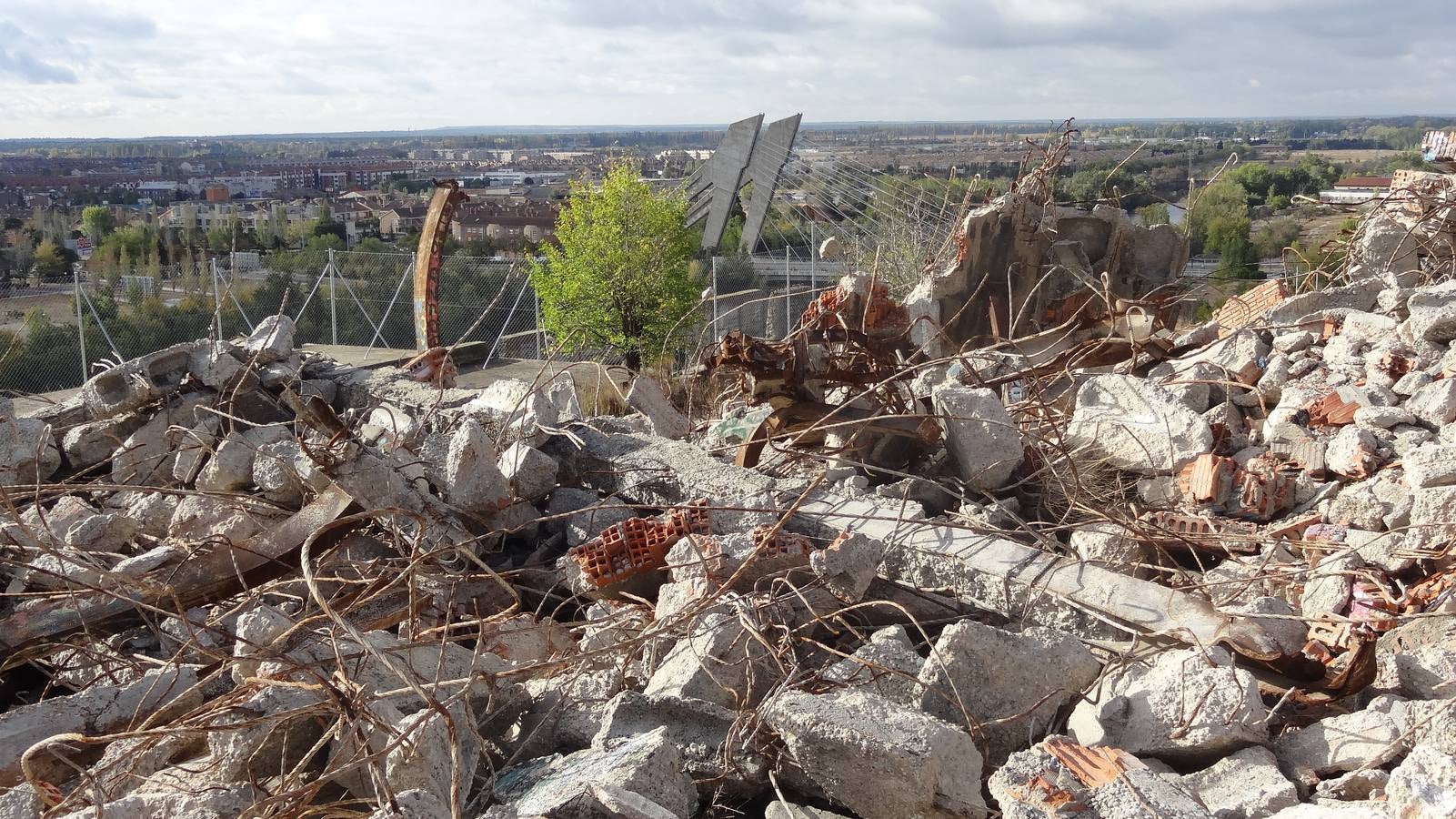 Dominó la ladera sur del barrio durante más de treinta años hasta que las máquinas redujeron a escombros su peligroso armazón el 12 de diciembre de 2016