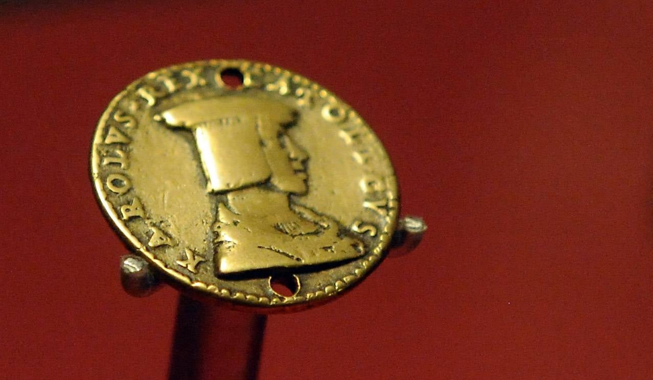 El Real Sitio de Santa Clara exhibe en su capilla dorada tapices y piezas de gran valor histórico y artístico de su paso por la localidad vallisoletana