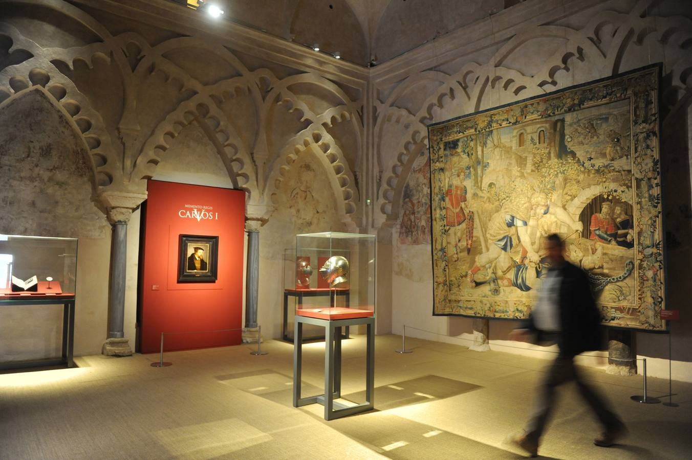 El Real Sitio de Santa Clara exhibe en su capilla dorada tapices y piezas de gran valor histórico y artístico de su paso por la localidad vallisoletana
