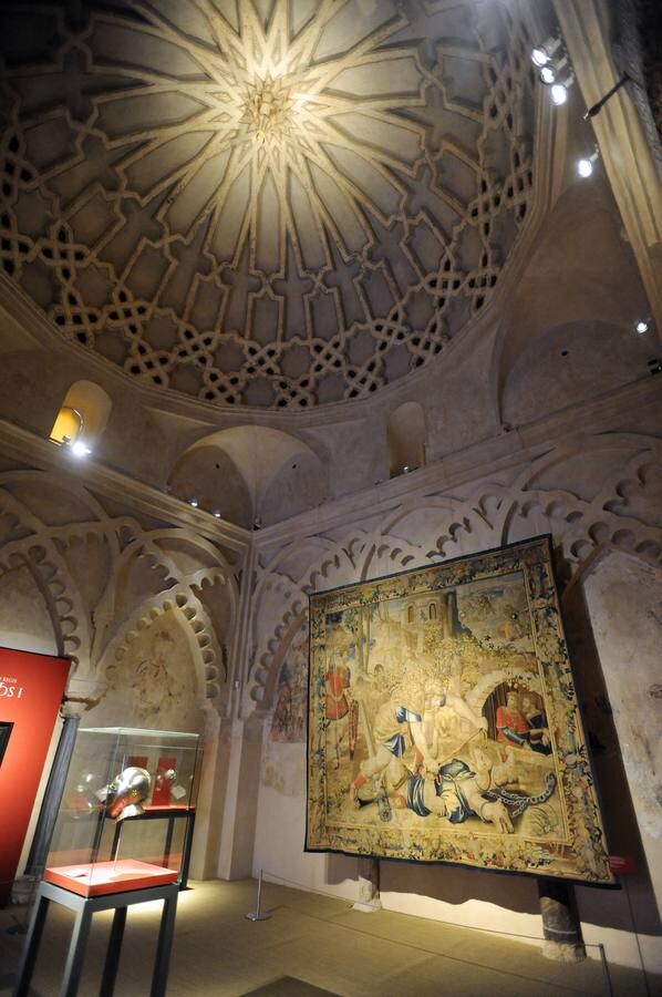 El Real Sitio de Santa Clara exhibe en su capilla dorada tapices y piezas de gran valor histórico y artístico de su paso por la localidad vallisoletana
