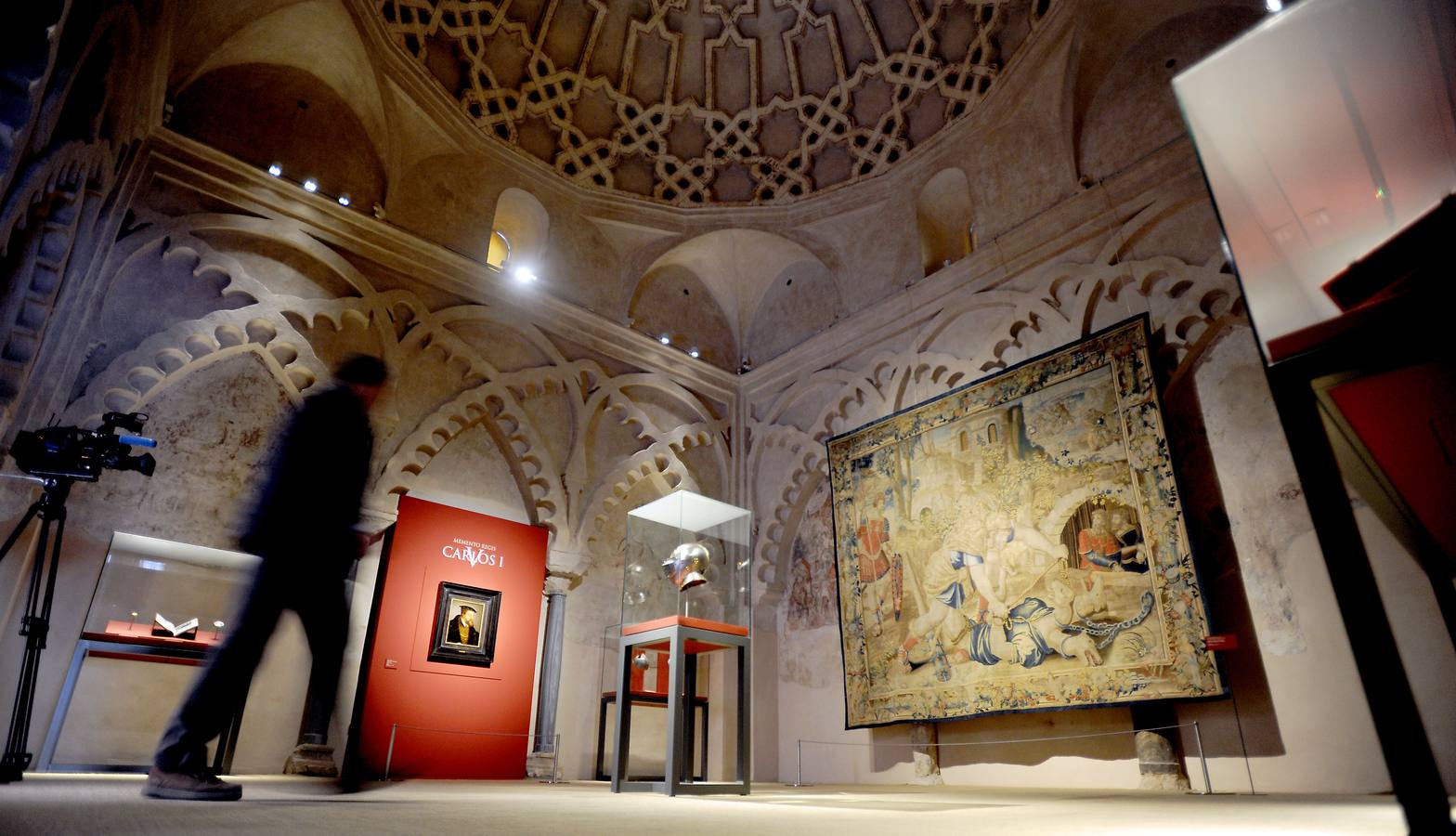 El Real Sitio de Santa Clara exhibe en su capilla dorada tapices y piezas de gran valor histórico y artístico de su paso por la localidad vallisoletana