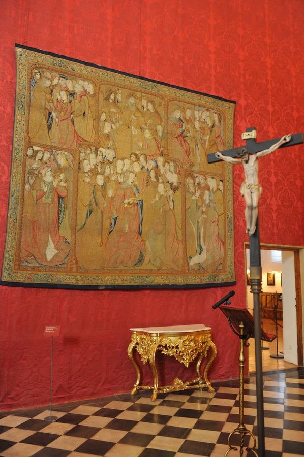El Real Sitio de Santa Clara exhibe en su capilla dorada tapices y piezas de gran valor histórico y artístico de su paso por la localidad vallisoletana