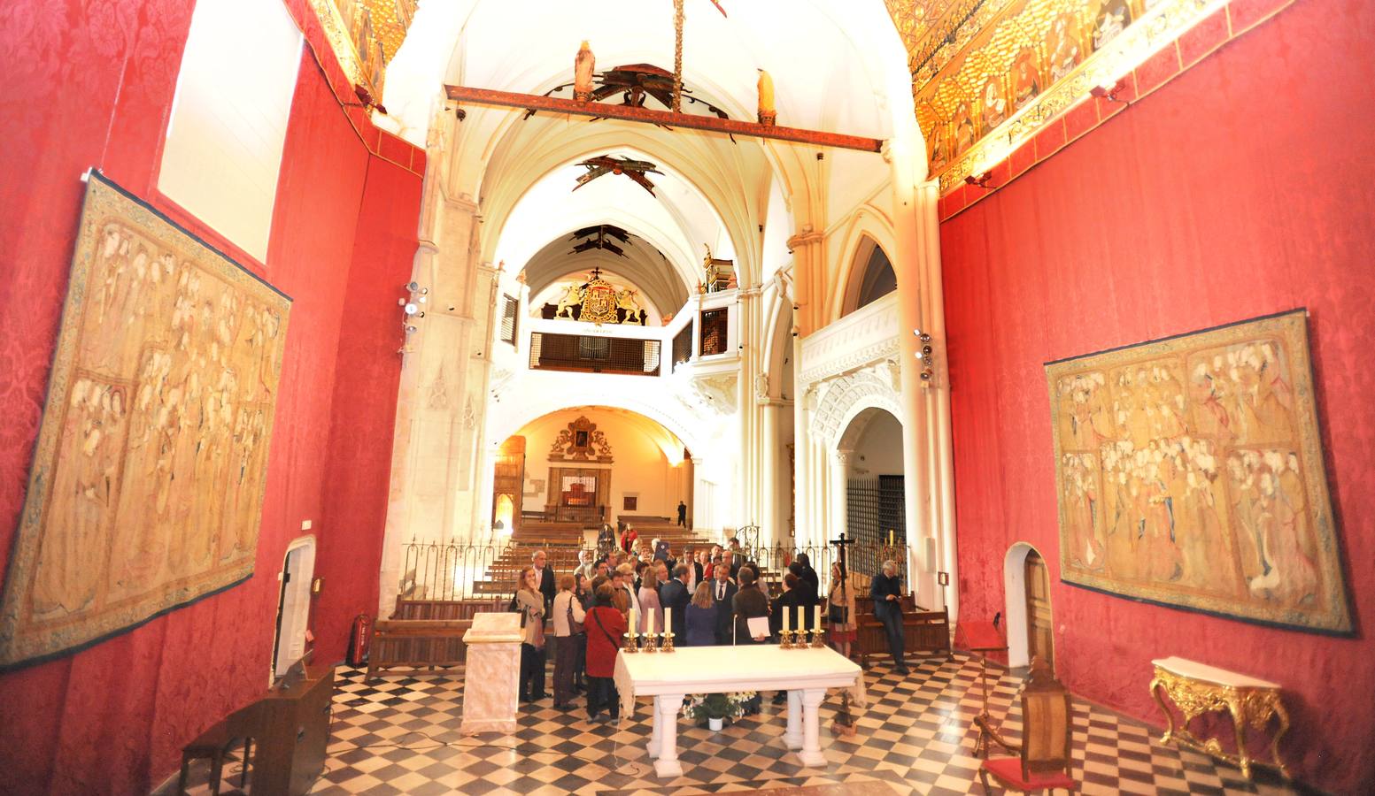 El Real Sitio de Santa Clara exhibe en su capilla dorada tapices y piezas de gran valor histórico y artístico de su paso por la localidad vallisoletana