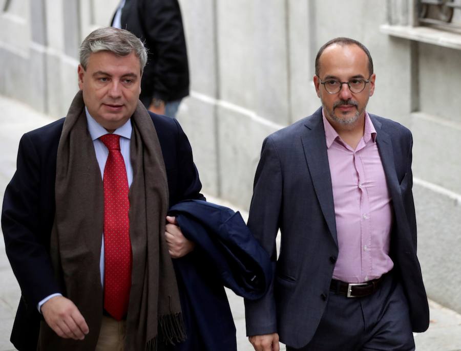 Varios diputados del PDeCAT como Carles Campuzano (d) y Jordi Xuclà (i), entre los congregados para mostrar su apoyo a los exmiembros del Govern.