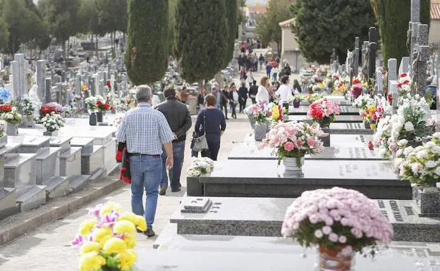 Uno de los pasillos del cementerio San Carlos Borromeo lleno de personas que fueron a visitar ayer a sus difuntos. 