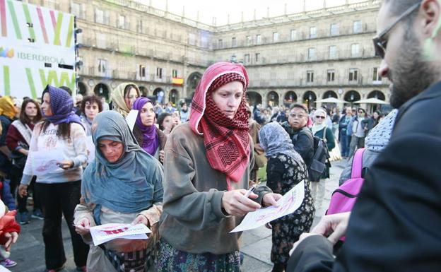 Escenificación celebrada en la Plaza Mayor en junio de 2016 de refugiados extranjeros que solicitan asilo para vivir en Salamanca. 