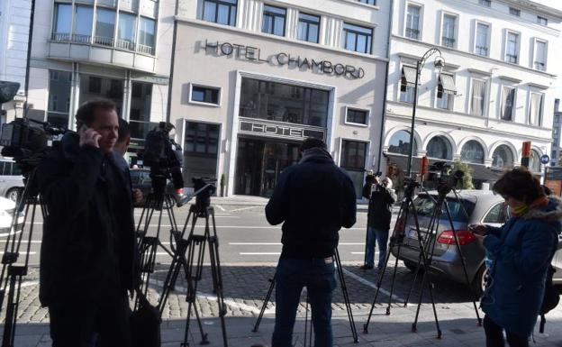 Periodistas frente al hotel en el que creen que se aloja Puigdemont en Bruselas.