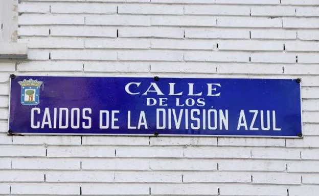 Placa de la calle Caídos de la División Azul de Madrid.