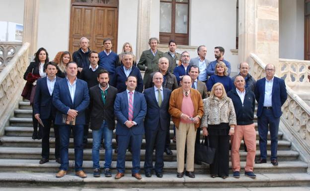 El presidente de la Diputación y el diputado de Turismo (en el centro), con los representantes de las ganaderías participantes. 
