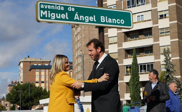 El alcalde saluda a Mari Mar Blanco.