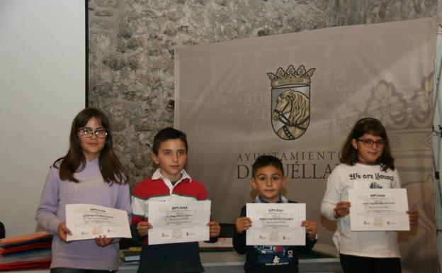 Alba Alonso (derecha), Aarón Gutiérrez y Rodrigo Olmos, los tres ganadores, posan junto a una de las niñas que recibió mención. 