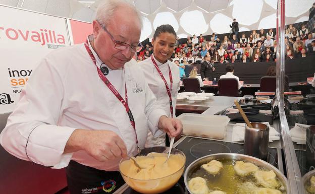 Ángel Cuadrado y su hija María preparan su bombón en el IX Concurso Nacional de Pinchos y Tapas Ciudad de Valladolid, en una edición anterior. 