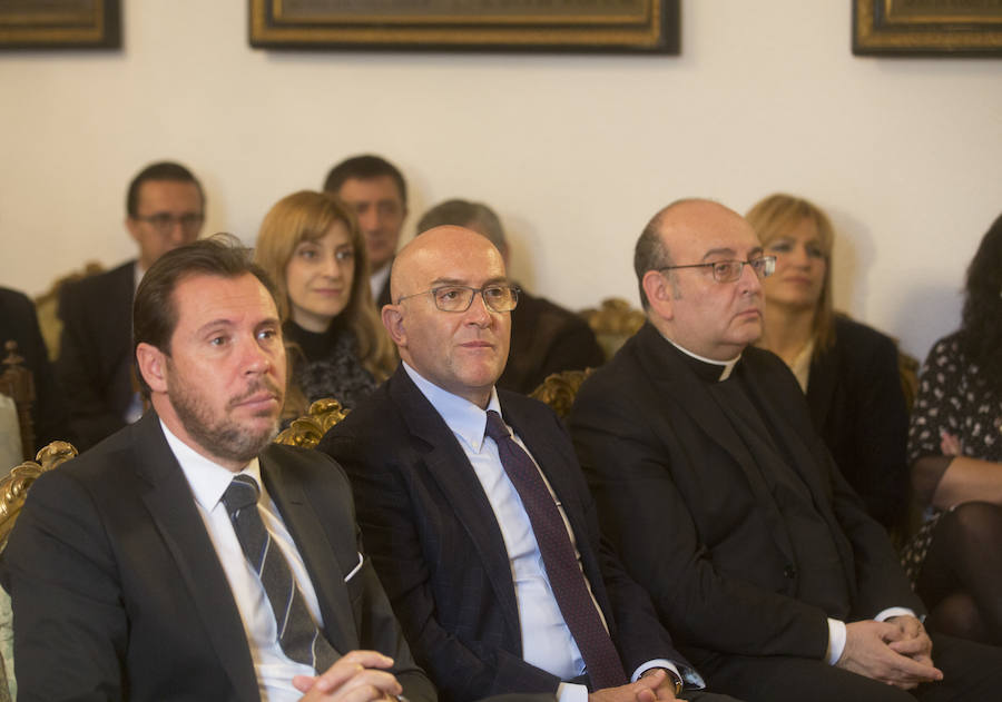 Asistentes a la entrega de la Cruz de la Santa Sede a José Jiménez Lozano