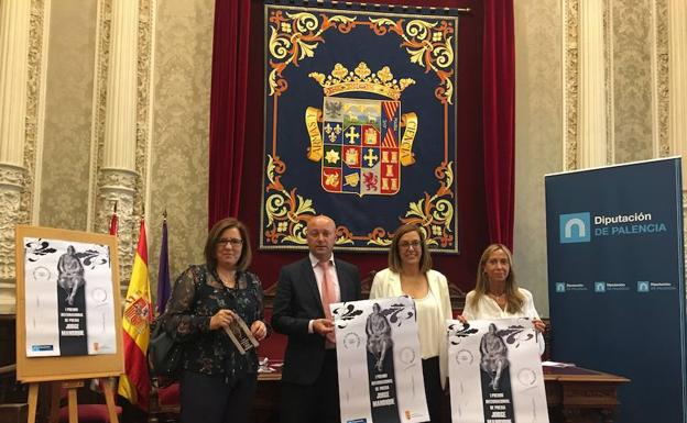 La presidenta de la Diputación, segunda a la derecha, junto al alcalde de Paredes, en la presentación del premio. 