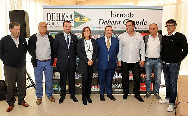 La consejera junto a los representantes de Dehesa Grande. 