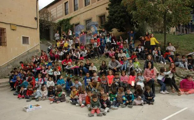 Foto de grupo de alumnos y profesores de la Aneja, en la Fiesta de Otoño. 