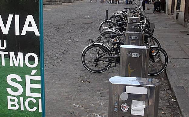 Bicicletas en uno de los puestos habilitados por el Ayuntamiento de Segovia para su préstamo. 