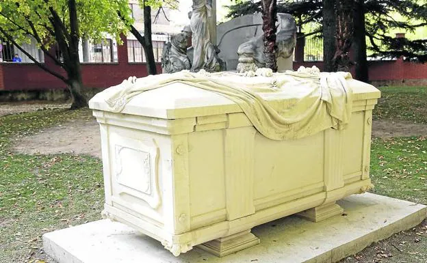 Sarcófago instalado en La Huerta de Guadián con el monumento funerario detrás. 