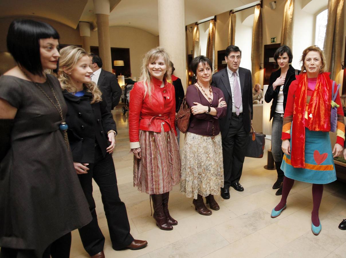 2007. Ágatha Ruiz de la Prada (2d), con los jóvenes diseñadores, en la VI Pasarela de la Moda de Castilla y León.