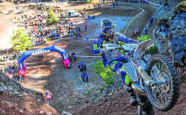Un piloto en la prueba del tercer día del Hixpania Hard Enduro.