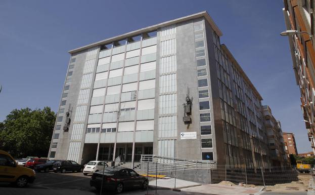 Edificio de la antigua Tesorería General de la Seguridad Social, donde se ubica la Audiencia de Palencia. 