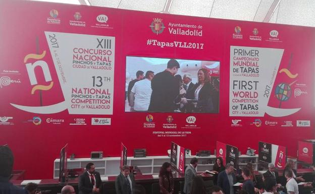 La presidenta de la Diputación, en la pantalla, durante la inauguración. 