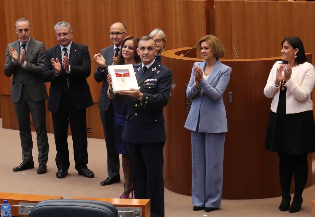 La ministra de Defensa, Dolores de Cospedal, ha aprovechado el acto para defender a ultranza la aplicación de la ley, la Constitución y el Estado de Derecho