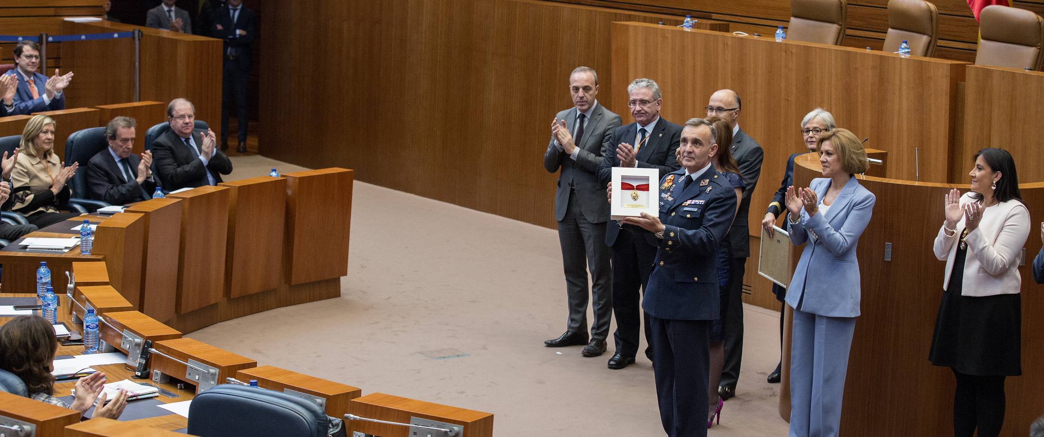 La ministra de Defensa, Dolores de Cospedal, ha aprovechado el acto para defender a ultranza la aplicación de la ley, la Constitución y el Estado de Derecho