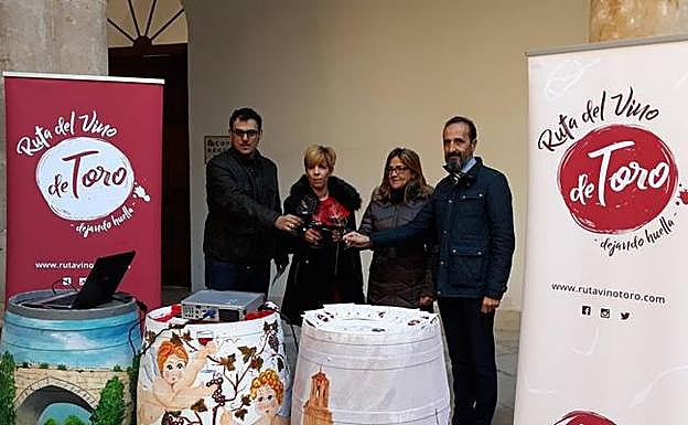 El alcalde de Toro, Tomás del Bien; la presidenta de la Ruta del Vino de Toro, Beatriz Fernández; la presidenta de la Diputación de Zamora, Mayte Martín Pozo, y el diputado de Turismo, José Luis Prieto.