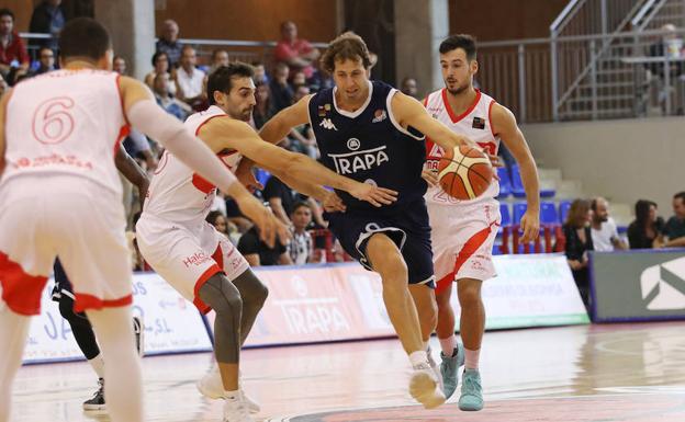 Urko conduce el balón ante varios rivales del Manresa.