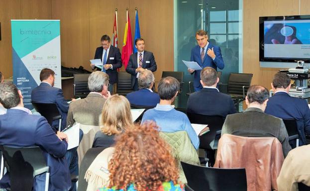 El director de AEICE, Enrique Cobreros, el director general de Urbanismo, Arquitectura y Vivienda de la Consejería de Fomento, Ángel Marinero, y el director general del Instituto para la Competitividad Empresarial, José María Ribot, en un momento del foro, celebrado en Valladolid. .